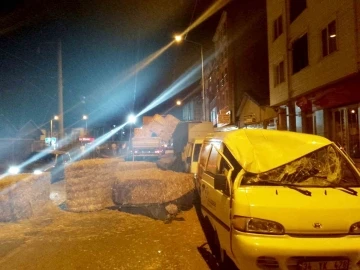 Tırdaki saman balyaları park halındaki araçların üzerine düştü
