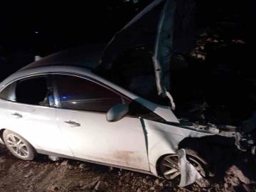 Tırın patlayan tekerinden fırlayan jant kazaya neden oldu: 2 yaralı
