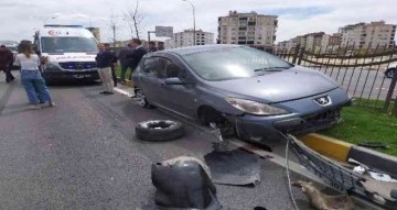 Tırın sıkıştırdığı otomobil orta refüje çıktı: 3’ü çocuk 4 yaralı