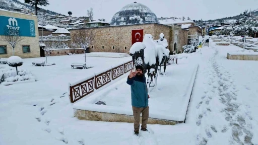 Tokat beyaz gelinliğini giydi, cadde ve sokakları sessizlik bürüdü
