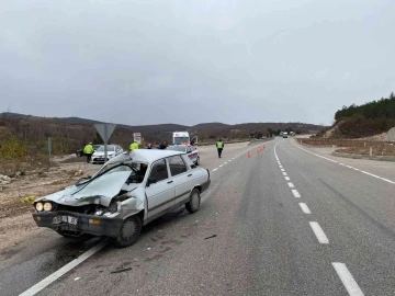 Tokat’ta otomobil traktöre çarptı: 6 yaralı
