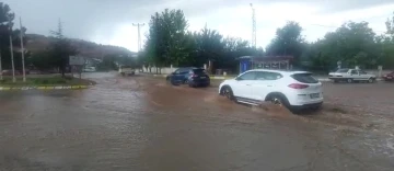 Tokat’ta sağanak ve dolu yağışı etkili oldu
