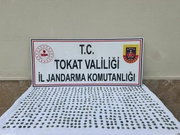 Tokat’ta Selçuklu dönemine ait 620 adet sikke ele geçirildi
