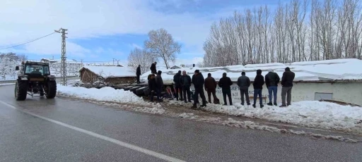 Tokat’ta tır evin bahçesine devrildi: 1 yaralı
