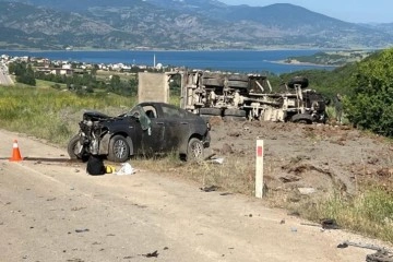 Tokat’ta otomobil ile kamyon kafa kafaya çarpıştı: 3 ölü, 2 ağır yaralı