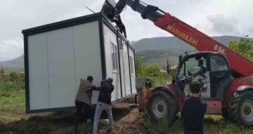 Tomarza’da evleri ağır hasar gören vatandaşlara konteynerleri verildi