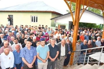 Tomruğun altında kalan orman işçisi, toprağa verildi