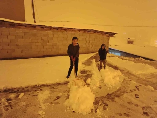 Toprak damlı evlerde kar küreme mesaisi
