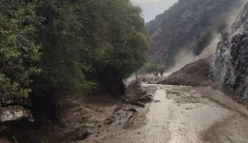 Toprak kayması sonucu kapanan yol yeniden açıldı