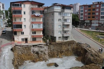 Toprak kayması sonucu tahliye edilen 2 bina sakinlerinin tedirgin bekleyişi
