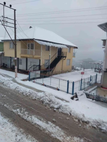 Torosların eteğine düşen kar, yayla sakinlerini sevindirdi
