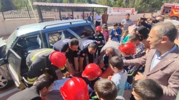 Tortum’da yaya geçidi kırmızıya boyandı, kaza tatbikatı yapıldı
