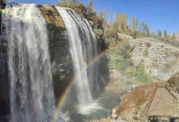 Tortum Şelalesi gökkuşağı ile süslendi
