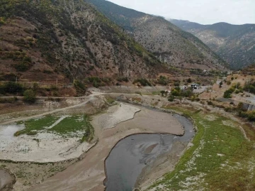 Torul Barajı’nda sular çekildi, tarihi Torul Köprüsü gün yüzüne çıktı
