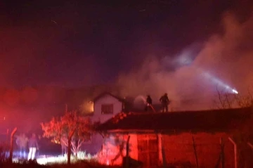 Tosya’da anız yangını sonrası 2 katlı ev tamamen yandı
