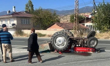 Tosya’da ciple çarpışan traktör devrildi, 80 yaşındaki sürücü yaralandı
