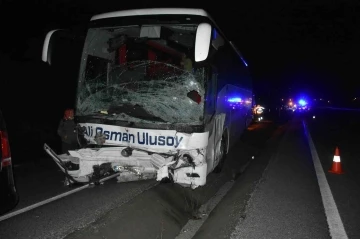 Tosya’da otomobil ile otobüs kafa kafaya çarpıştı: 2 ölü 16 yaralı
