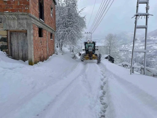 Trabzon’da 168 mahalle yolu kar nedeniyle ulaşıma kapandı
