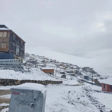 Trabzon’da Mayıs ayında yaylalarda kar yağışı devam ediyor
