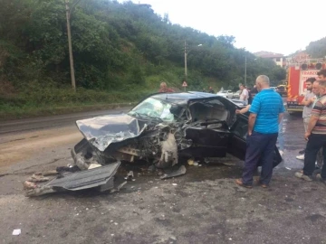 Trabzon’da tur otobüsü ile otomobil çarpıştı: 3 yaralı
