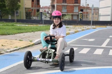 Trafik eğitimi parkında çocuklar direksiyon başına geçti
