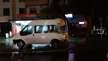 Trafik ışıklarında duramayan tır, minibüse çarptı
