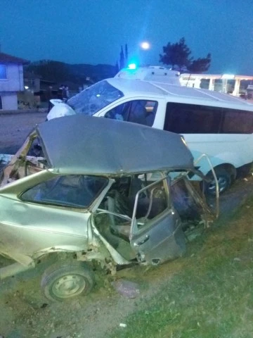 Trafik kazasında otomobil ikiye ayrıldı: 2 ölü, 2 yaralı