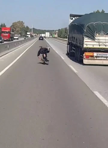 Trafik magandasının tehlikeli motosiklet yolcuğu kamerada
