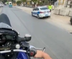 Trafik polisinin önünde şov yapmaya kalkıştı, sanal devriyeden kaçamadı
