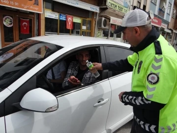 Trafik polisleri bayramın son gününde sürücülere şeker dağıttı
