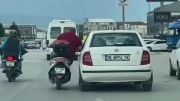 Trafikte tehlikeli yolculuk… Canını dakikalarca hiçe saydı
