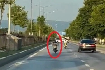 Trafikte tehlikeli yolculuk kamerada: Yüzüstü uzanarak motosiklet sürdü