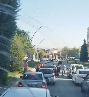 Trafikte tekmeli yumruklu kavga kamerada
