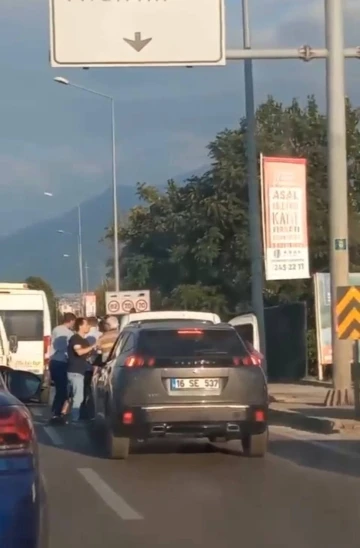 Trafikte yol verme tartışması kamerada
