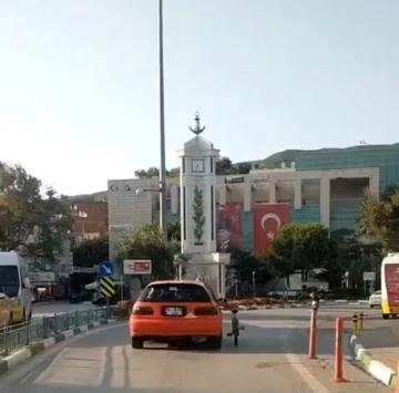 Trafiktekiler şaşkına döndü, ilginç yolculuk kameraya yansıdı
