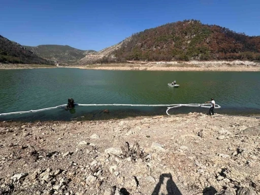 Traktör baraja devrildi, altında kalan sürücü öldü
