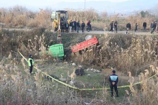 Traktör dere yatağına düştü: Dede öldü, torunu yara almadan kurtuldu
