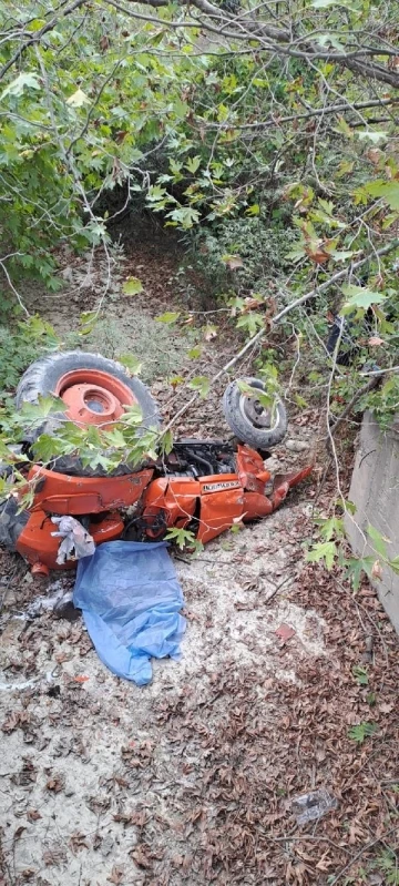 Traktör devrildi, sürücüsü hayatını kaybetti