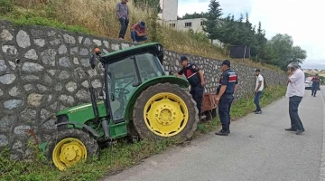 Traktör istinat duvarına çarptı: 1 yaralı
