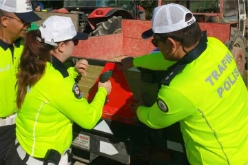 Traktör kazalarını önlemek için reflektör dağıtıldı
