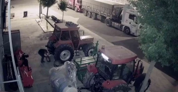 Traktörlerin ağırlık demirlerini çalan hırsızlar kamerada
