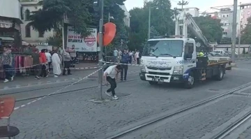 Tramvay teli koptu, vatandaşlar aldırış etmeden yoluna devam etti
