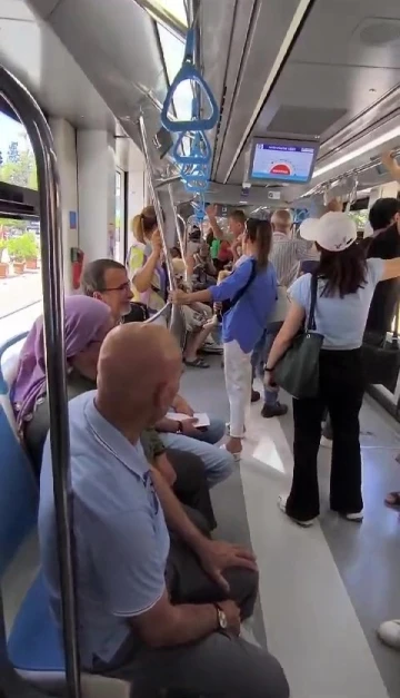 Tramvayda yolcular arasında hayvanseverlik tartışması
