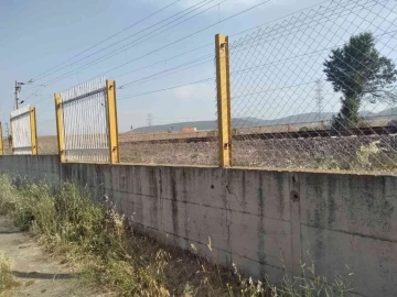 Tren yolu korkuluklarını çalan hırsızlar tutuklandı
