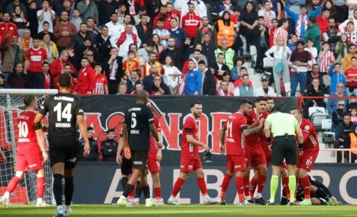 Trendyol Süper Lig: Antalyaspor: 0 - Beşiktaş: 0 (İlk yarı)
