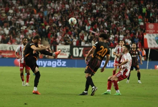 Trendyol Süper Lig: Antalyaspor: 0 - Galatasaray: 1 (İlk yarı)
