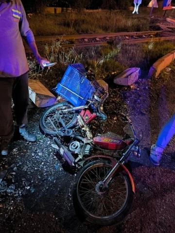 Trenin çarptığı motosikletli ağır yaralandı
