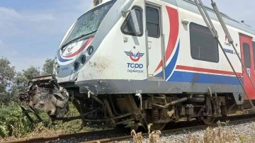 Trenle traktör çarpıştı: 1 ölü
