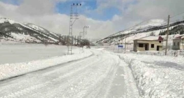 Tufanbeyli Tomarza yolu tipi nedeni ile trafiğe kapatıldı