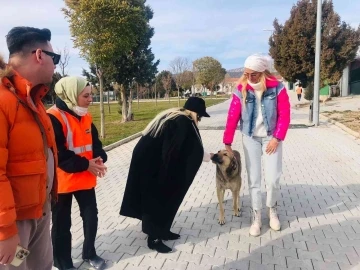 Tuğba Özay Konya’daki hayvan barınağını gezdi
